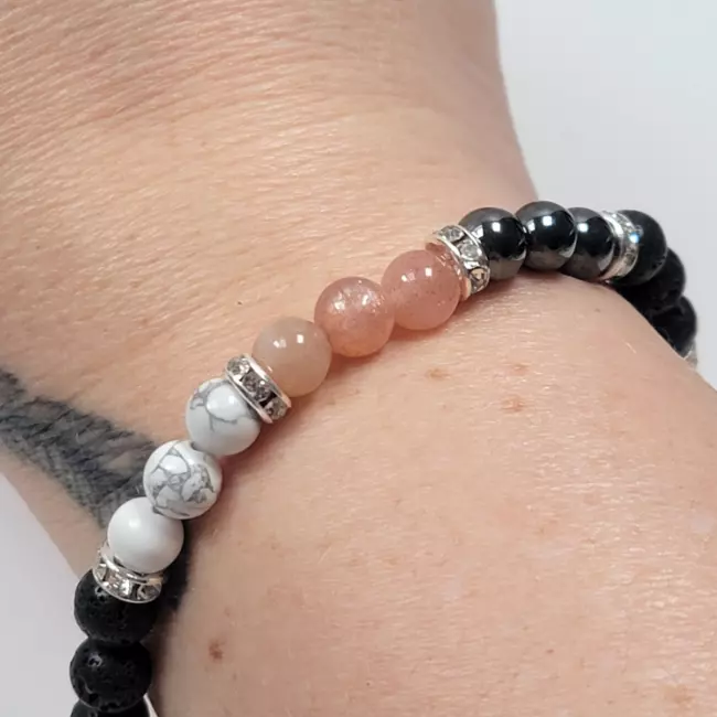 Bracelet porté au poignet, mettant en valeur les perles orangées