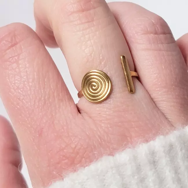 Bague spirale dorée portée sur doigt – bijou chic en acier inoxydable pour femme