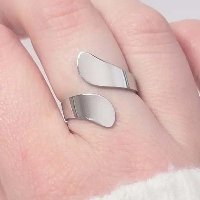 (portée au doigt) : Bague ouverte en acier inoxydable portée au doigt – bijou femme au style épuré