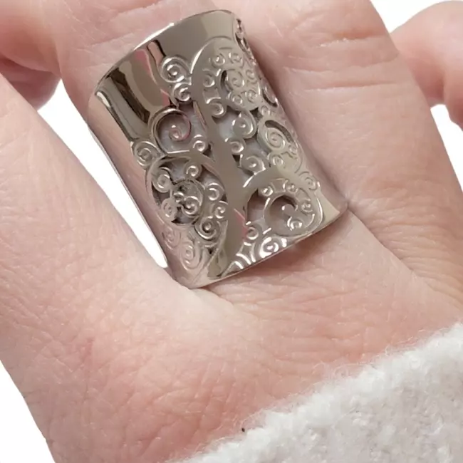 Grande bague ajourée ajustable en acier inoxydable doré ou argenté.