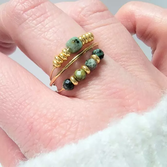 Bague ajustable en acier doré ornée de perles en turquoise naturelle, bijou minimaliste et élégant pour femme, style bohème chic.