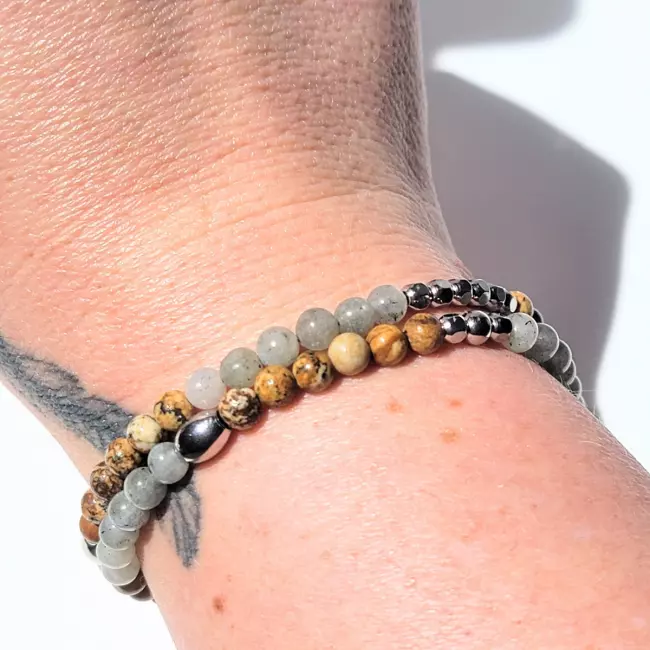 Bracelet double rang en pierres naturelles porté au poignet, en lumière directe.