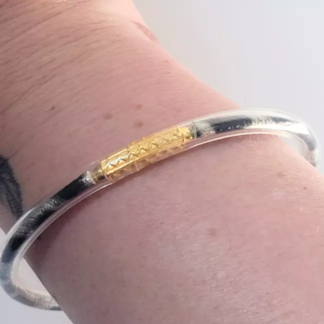 Bracelet jonc bouddhiste transparent porté au poignet, bijou porte-bonheur pour femme