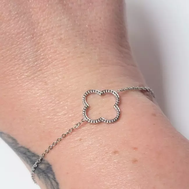Bracelet trèfle argenté porté au poignet – bijou fin et discret