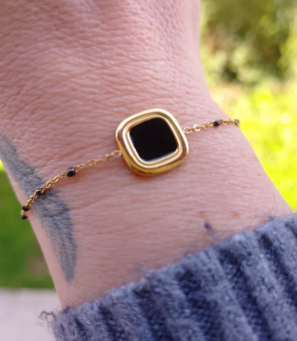 Bracelet ajustable en acier inoxydable doré et ses petites perles noires
