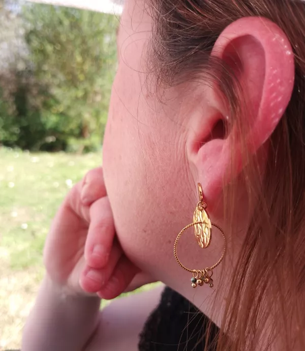 Boucles d'oreilles pendantes en acier inoxydable doré et ses trois perles