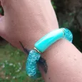 Gros bracelet jonc élastique en perles tubes incurvés bleu turquoise