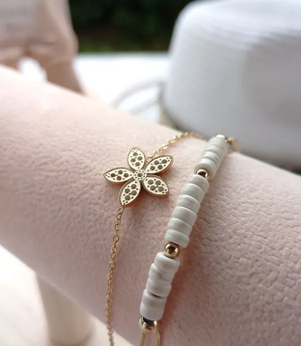Bracelet ajustable deux rangs fleurs et perles blanches en acier inoxydable
