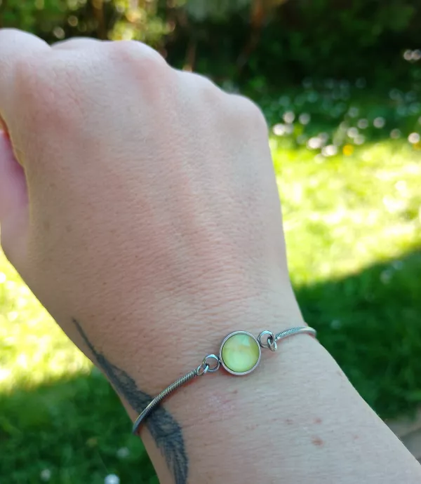 Bracelet ajustable en acier inoxydable argenté et cristal jaune fluo