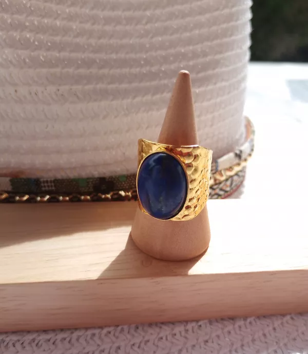 Grosse bague ajustable doré et sa pierre gemme en lapis-lazuli