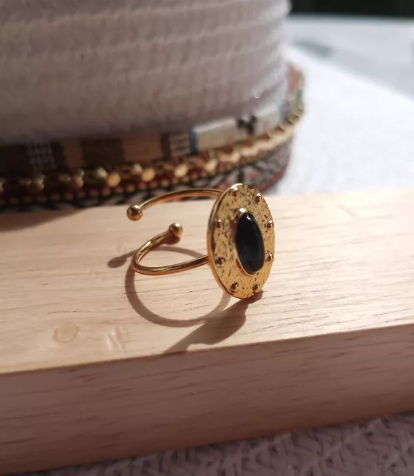 Bague ajustable ovale en acier doré et sa pierre noire