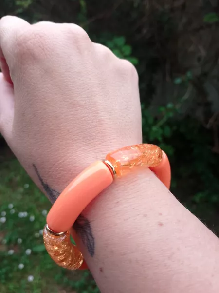 Gros bracelet jonc élastique en perles tubes incurvés orange