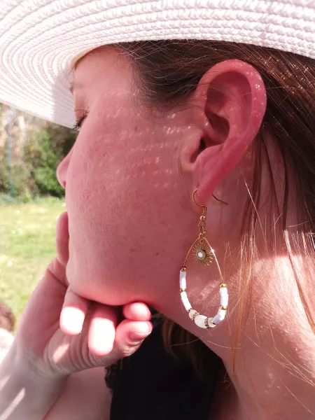Boucles d'oreilles pendantes soleil et perles Blanches