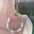 Boucles d'oreilles pendantes soleil et perles Blanches