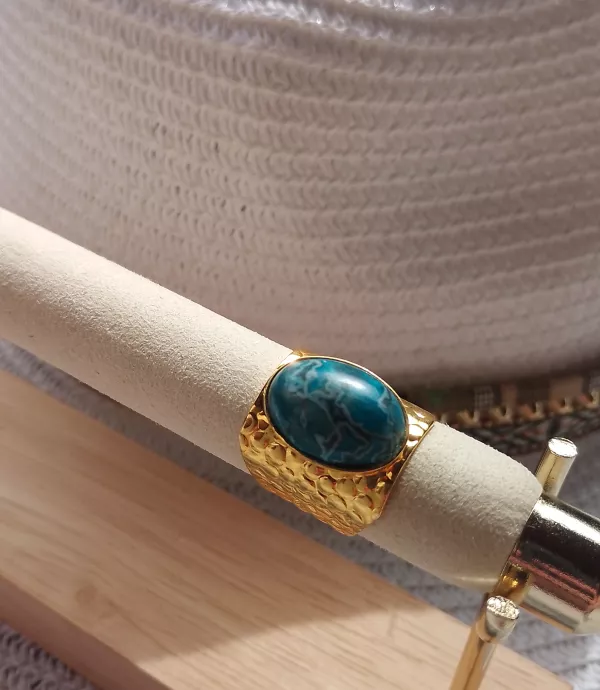 Grosse bague ajustable doré et sa pierre gemme Crazy Agate bleu