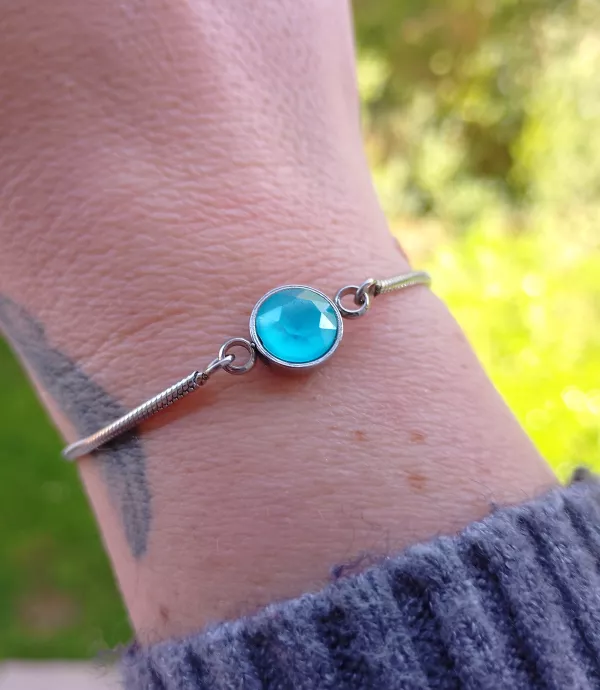 Bracelet ajustable en acier inoxydable argenté et cristal bleu