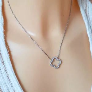 Collier fleur strass en acier inoxydable argenté ou doré