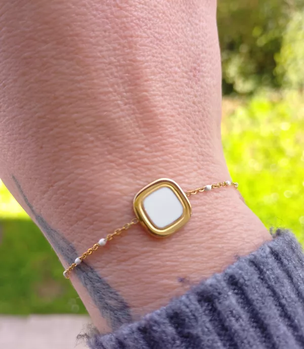 Bracelet ajustable en acier inoxydable doré et ses petites perles blanches